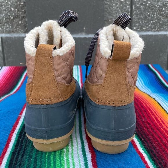 Khombu Zany Duck Boot. Women 7 - Picture 3 of 7